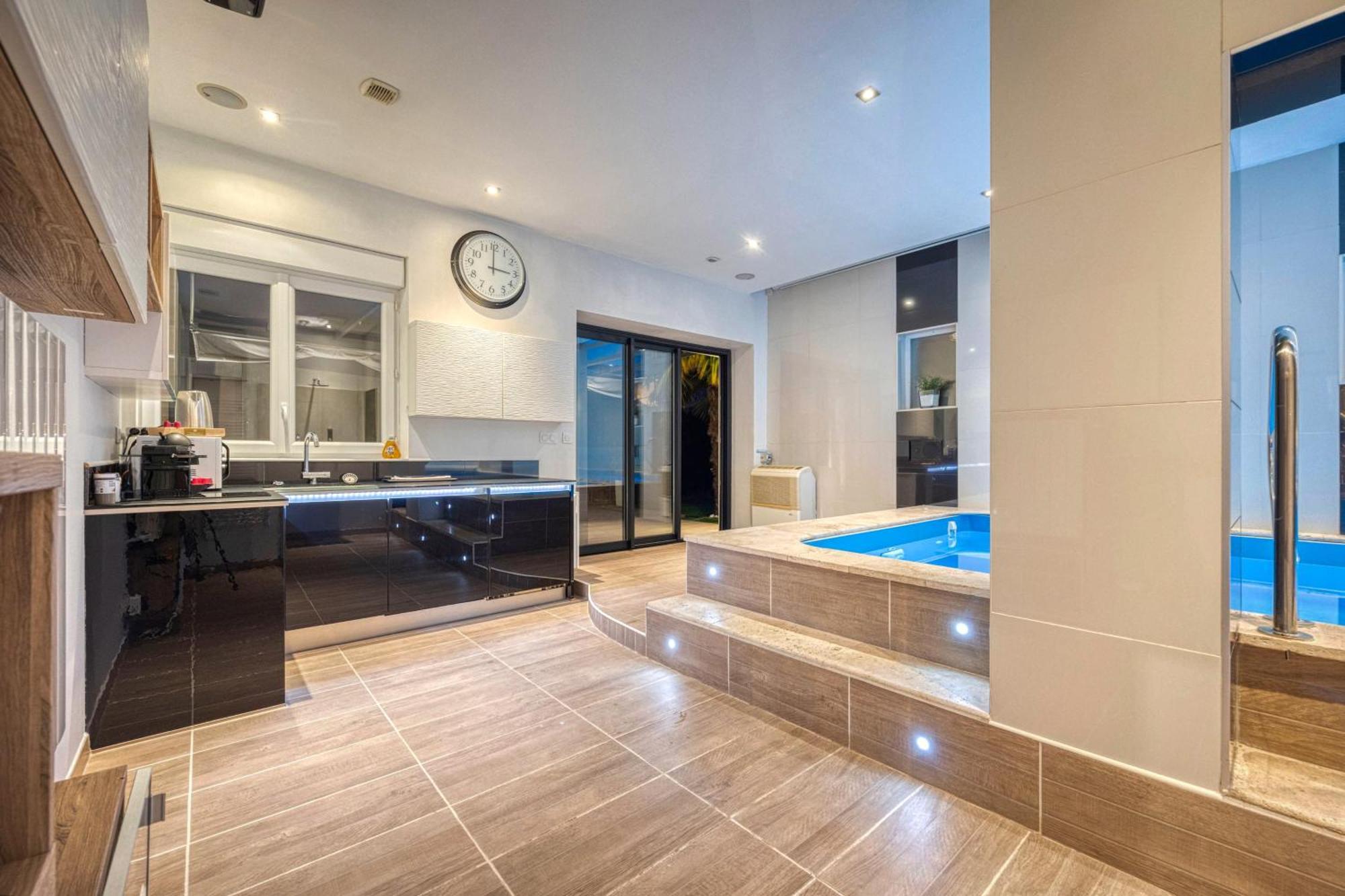 La Villa - Piscine / Karaoke / Jeux Fontaine  Zewnętrze zdjęcie